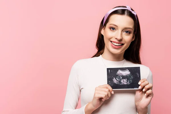 Ευτυχισμένη Νεαρή Όμορφη Έγκυος Γυναίκα Κρατώντας Υπέρηχο Σάρωση Απομονωμένη Ροζ — Φωτογραφία Αρχείου