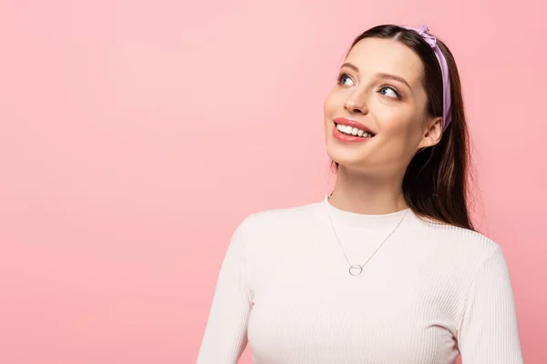 Feliz Jovem Bonita Mulher Olhando Para Longe Isolado Rosa — Fotografia de Stock