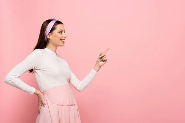 Felice Giovane Bella Donna Incinta Indicando Parte Isolato Rosa — Foto Stock