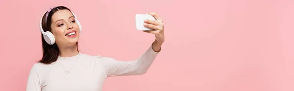 Feliz Joven Bonita Mujer Los Auriculares Tomando Selfie Teléfono Inteligente — Foto de Stock