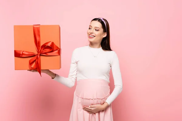 Glad Ung Söt Gravid Kvinna Med Gåva Isolerad Rosa — Stockfoto