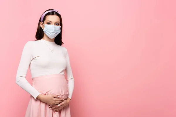 Mladá Těhotná Žena Lékařské Masce Izolované Růžové — Stock fotografie