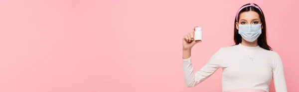 Молода Вагітна Жінка Медичній Масці Таблетками Ізольована Рожевому Банер — стокове фото