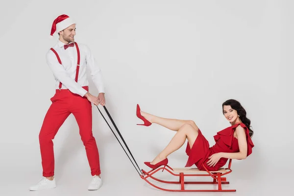 Hombre Sonriente Sombrero Santa Pie Cerca Mujer Vestido Tacones Trineo — Foto de Stock