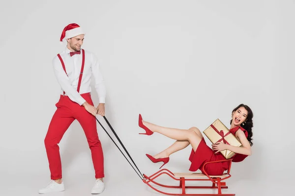 Mujer Alegre Vestido Sentado Trineo Cerca Hombre Sombrero Santa Sobre — Foto de Stock