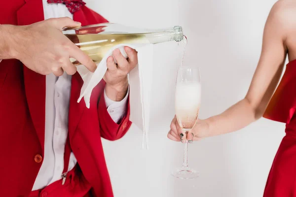 Обрізаний Вид Чоловіка Червоному Костюмі Наливає Шампанське Склянку Біля Жінки — стокове фото
