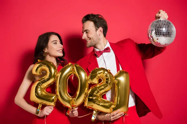 Pareja Sonriente Con Globos Forma Números 2021 Bola Disco Mirándose — Foto de Stock