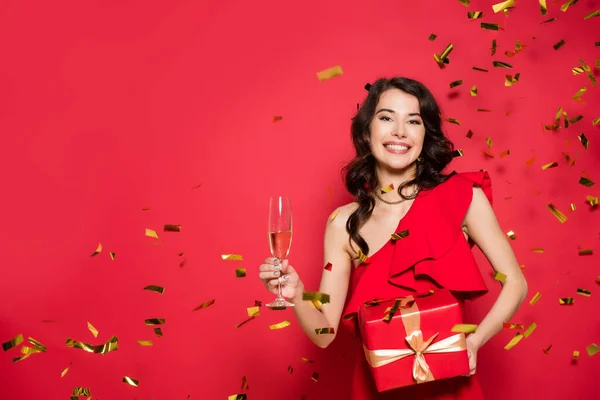 Fröhliche Frau Kleid Mit Geschenk Und Einem Glas Champagner Unter — Stockfoto