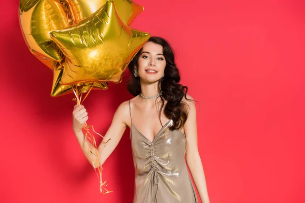 Fröhliche Frau Kleid Mit Luftballons Auf Rotem Hintergrund — Stockfoto