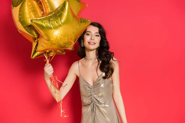 Mulher Alegre Vestido Segurando Balões Fundo Vermelho — Fotografia de Stock