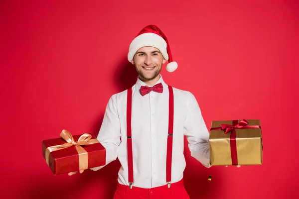 Hombre Alegre Sombrero Santa Celebración Regalos Sobre Fondo Rojo — Foto de Stock