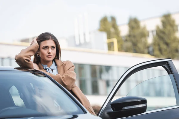 Dreamy Stylish Woman Autumn Outfit Leaning Car Looking Away — Stock Photo, Image