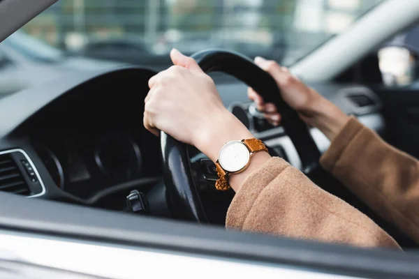 Przycięty Widok Kobiety Zegarku Rękę Jazdy Samochodem Zamazanym Pierwszym Planie — Zdjęcie stockowe