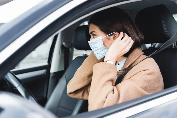 Young Woman Autumn Outfit Putting Medical Mask While Sitting Car — Stock Photo, Image