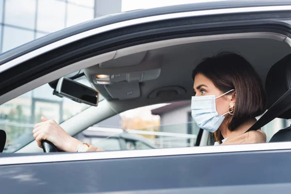 Side View Woman Medical Mask Looking Ahead While Driving Car — Stock Photo, Image