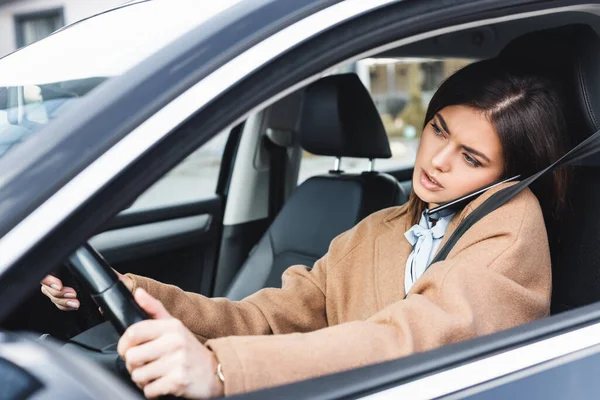 Stílusos Őszi Ruhában Vezetés Autó Beszél Mobiltelefon Elmosódott Előtérben — Stock Fotó