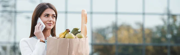 Smiling Woman Talking Mobile Phone While Holding Shopping Bag Food — Stock Photo, Image