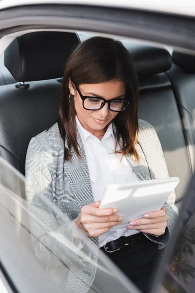 Glad Affärskvinna Glasögon Med Digital Tablett När Rider Bil Suddig — Stockfoto