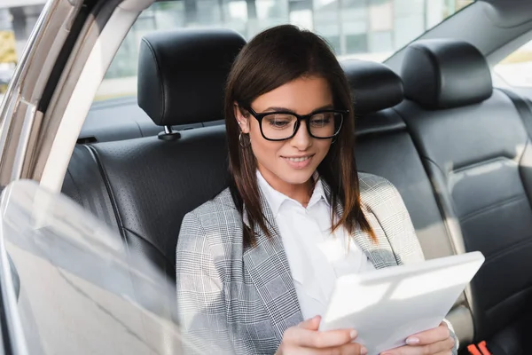 Positiv Affärskvinna Som Använder Digital Tablett Medan Rider Baksätet Bilen — Stockfoto