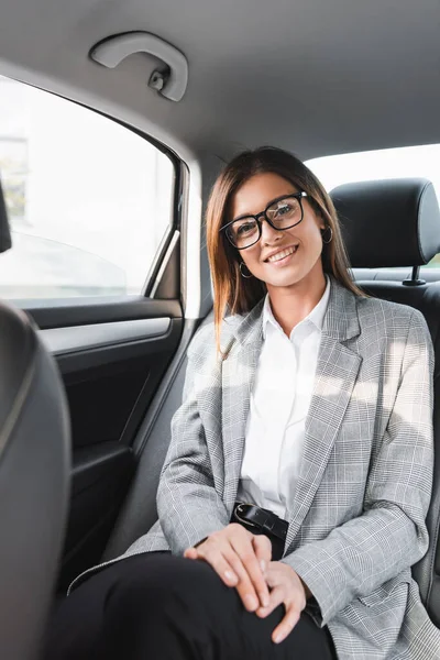 Happy Stylish Businesswoman Smiling Camera While Riding Car Blurred Foreground — Stock Photo, Image