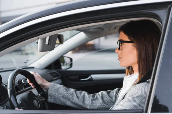 Vista Lateral Empresária Óculos Olhando Para Frente Durante Condução Carro — Fotografia de Stock