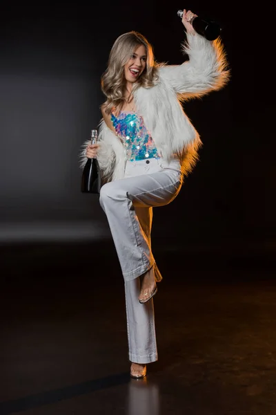 Pełna Długość Szczęśliwy Blondynka Kobieta Faux Futro Kurtka Trzymając Butelki — Zdjęcie stockowe