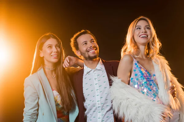 Mujeres Alegres Sonriendo Con Hombre Afroamericano Mirando Hacia Arriba Negro — Foto de Stock