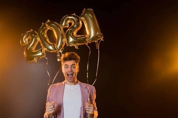 Excited Man Holding 2021 Numbers Balloons Black — Stock Photo, Image