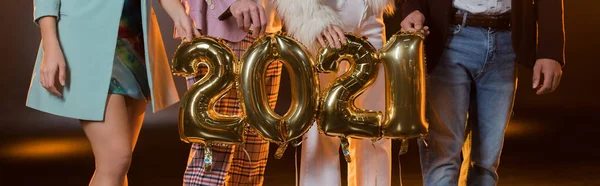 Cropped View Friends Holding 2021 Numbers Balloons Black Banner — Stock Photo, Image