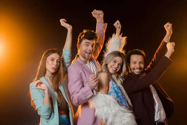 Grupo Amigos Multiculturais Animado Alegrando Preto — Fotografia de Stock