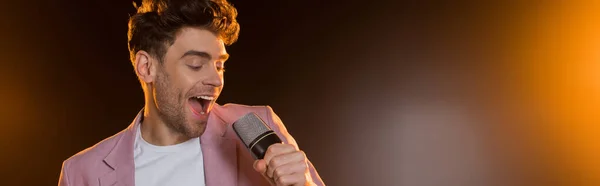 Man Singing While Holding Microphone Black Banner — Stock Photo, Image