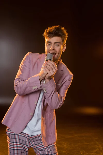 Hombre Feliz Cantando Mientras Sostiene Micrófono Negro — Foto de Stock