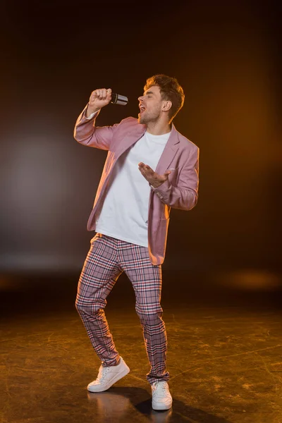 Comprimento Total Homem Cantando Enquanto Segurando Microfone Preto — Fotografia de Stock