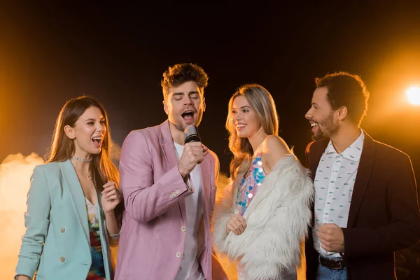 Hombre Cantando Mientras Micrófono Cerca Amigos Multiculturales Negro — Foto de Stock