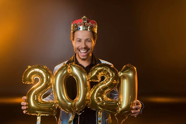 Homem Americano Africano Feliz Coroa Segurando Balões Com 2021 Números — Fotografia de Stock
