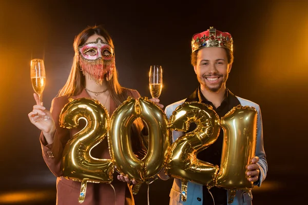 Glad Afrikansk Amerikansk Man Krona Håller Ballonger Med 2021 Siffror — Stockfoto