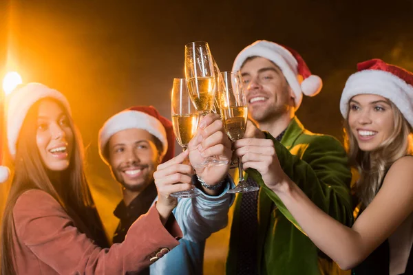 Noel Baba Şapkalı Mutlu Çok Kültürlü Arkadaşlar Siyah Bardaklarda Şampanya — Stok fotoğraf