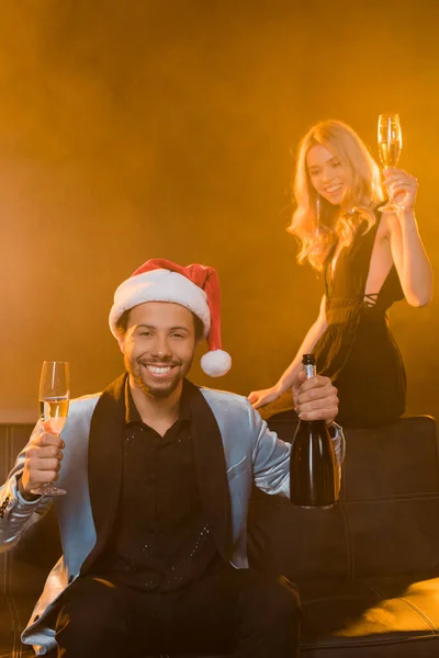 Hombre Afroamericano Feliz Sosteniendo Botella Champán Vidrio Cerca Mujer Rubia — Foto de Stock