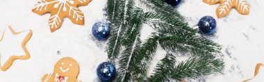 Karda Noel ağacı ve zencefilli kurabiye manzarası, afiş