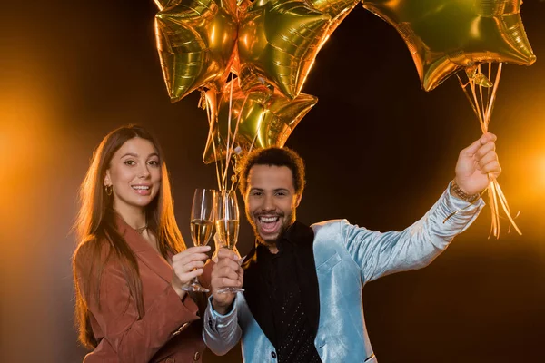 Leende Interracial Par Rostglas Med Champagne Och Hålla Ballonger Svart — Stockfoto