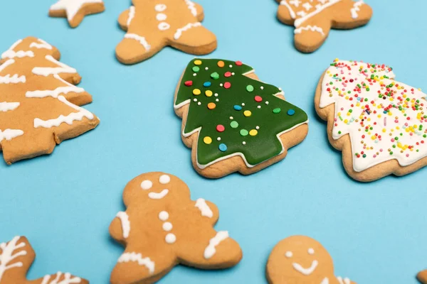 Galletas Jengibre Invierno Sobre Fondo Azul — Foto de Stock