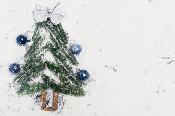 雪地上装饰过的圣诞树的顶部视图 — 图库照片