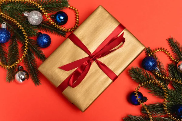 Draufsicht Auf Geschmückten Weihnachtsbaum Und Geschenk Auf Rotem Hintergrund — Stockfoto