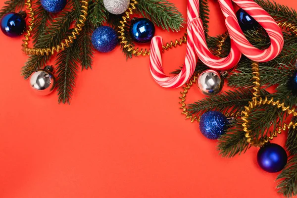 Vista Dall Alto Albero Natale Decorato Bastoncini Zucchero Sfondo Rosso — Foto Stock