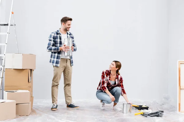 Full Length Smiling Young Man Trowel Looking Woman Sitting Paint — Stock Photo, Image