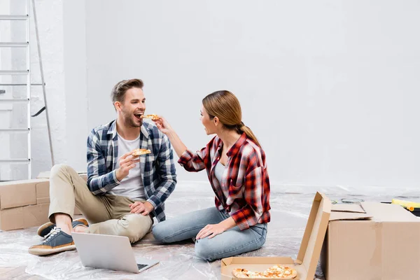 Piena Lunghezza Della Donna Felice Che Alimenta Uomo Con Pezzo — Foto Stock