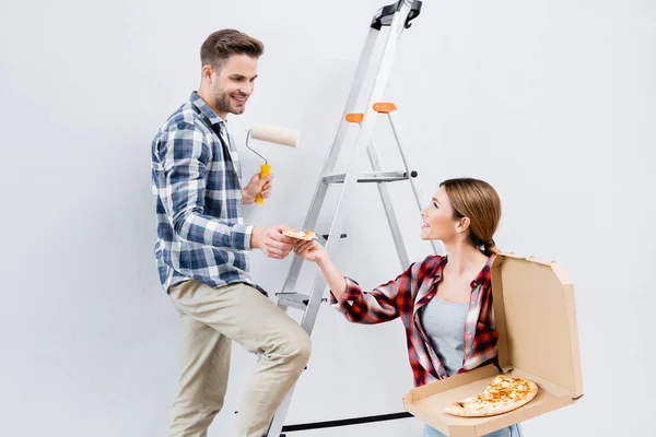 Tânăr Fericit Care Bucată Pizza Femeie Lângă Scară Izolată Alb — Fotografie, imagine de stoc