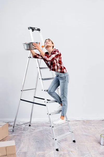 Full Length Young Woman Looking While Holding Pot Ladder Leaking — Stock Photo, Image