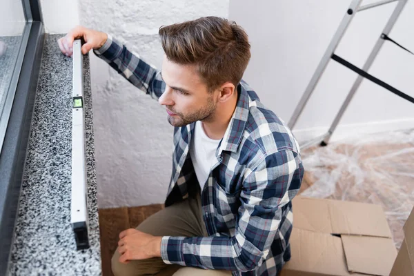 High Angle View Young Man Holding Measuring Level Tool Windowsill — Stock Photo, Image