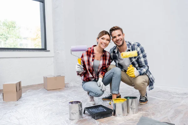 Full Length Happy Young Couple Rollers Looking Camera While Squatting — Stock Photo, Image